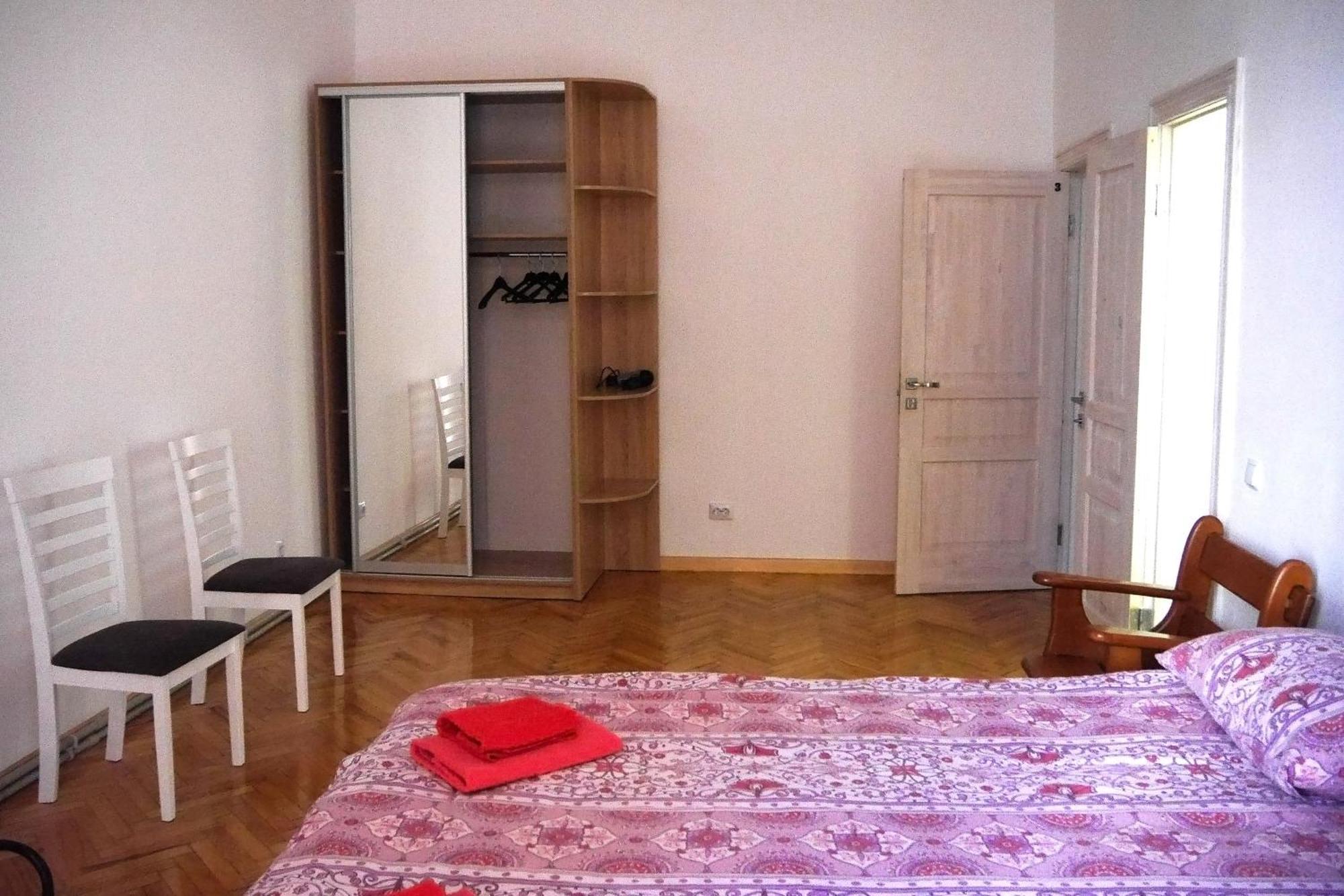 Guest Rooms Lviv Exterior photo