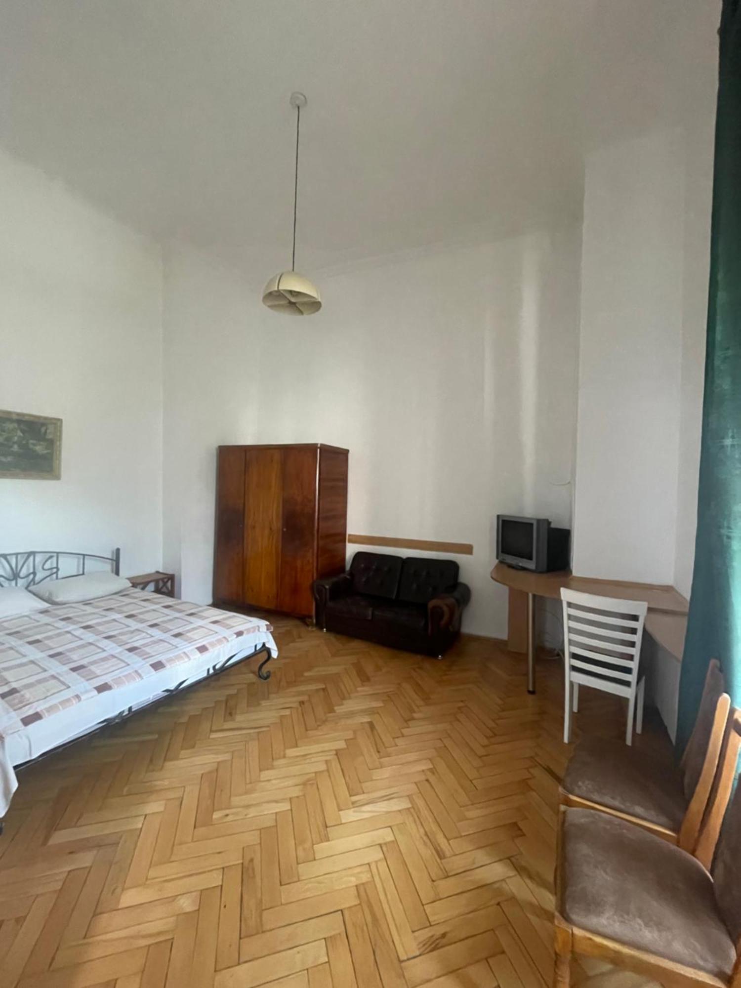 Guest Rooms Lviv Exterior photo